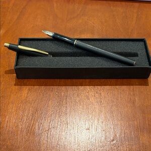 Vintage fountain pen by Cross in matte Black and Gold med tip